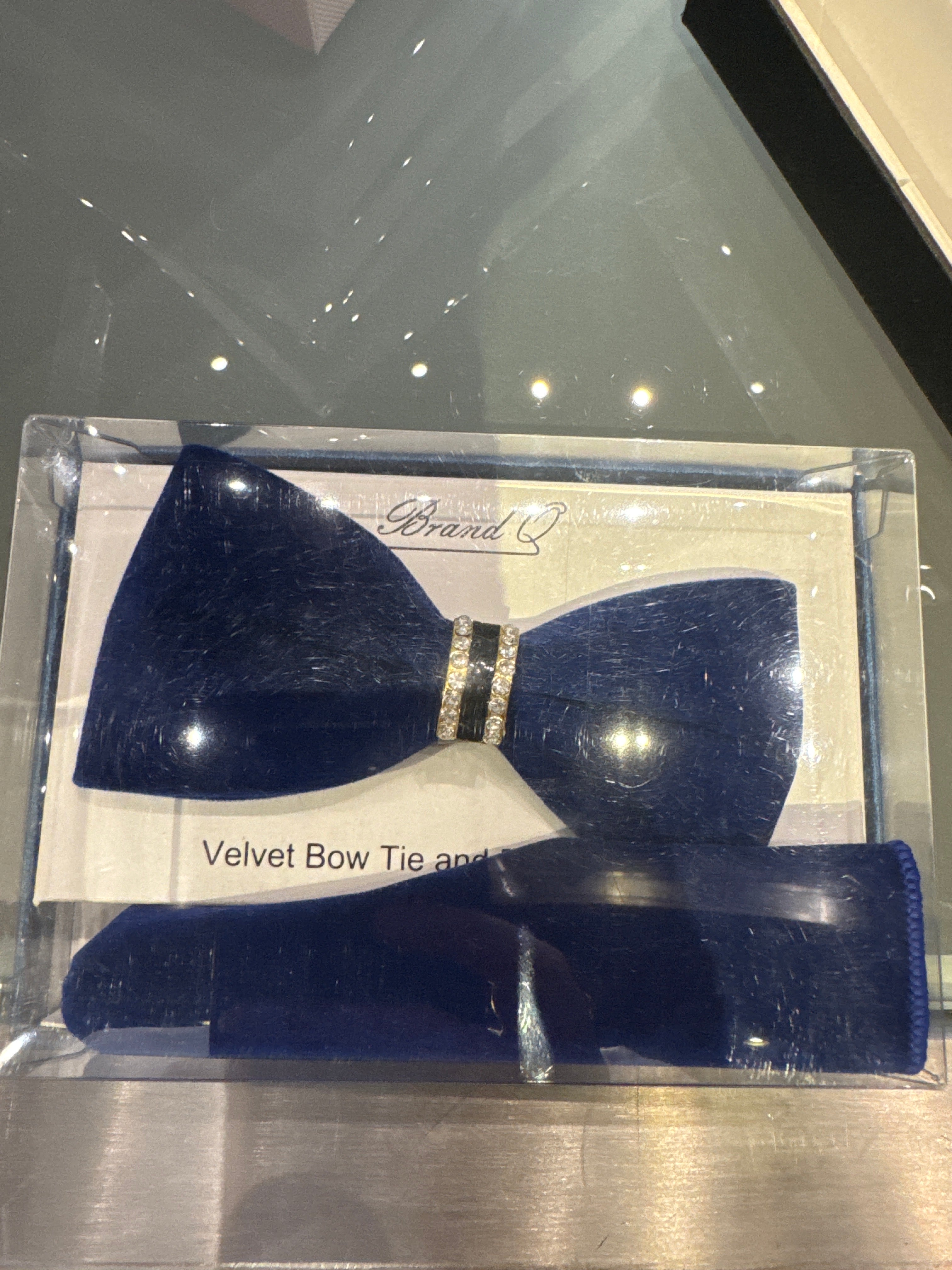 VELVET BOW TIE WITH GOLD RING WITH RIGHNSTONE