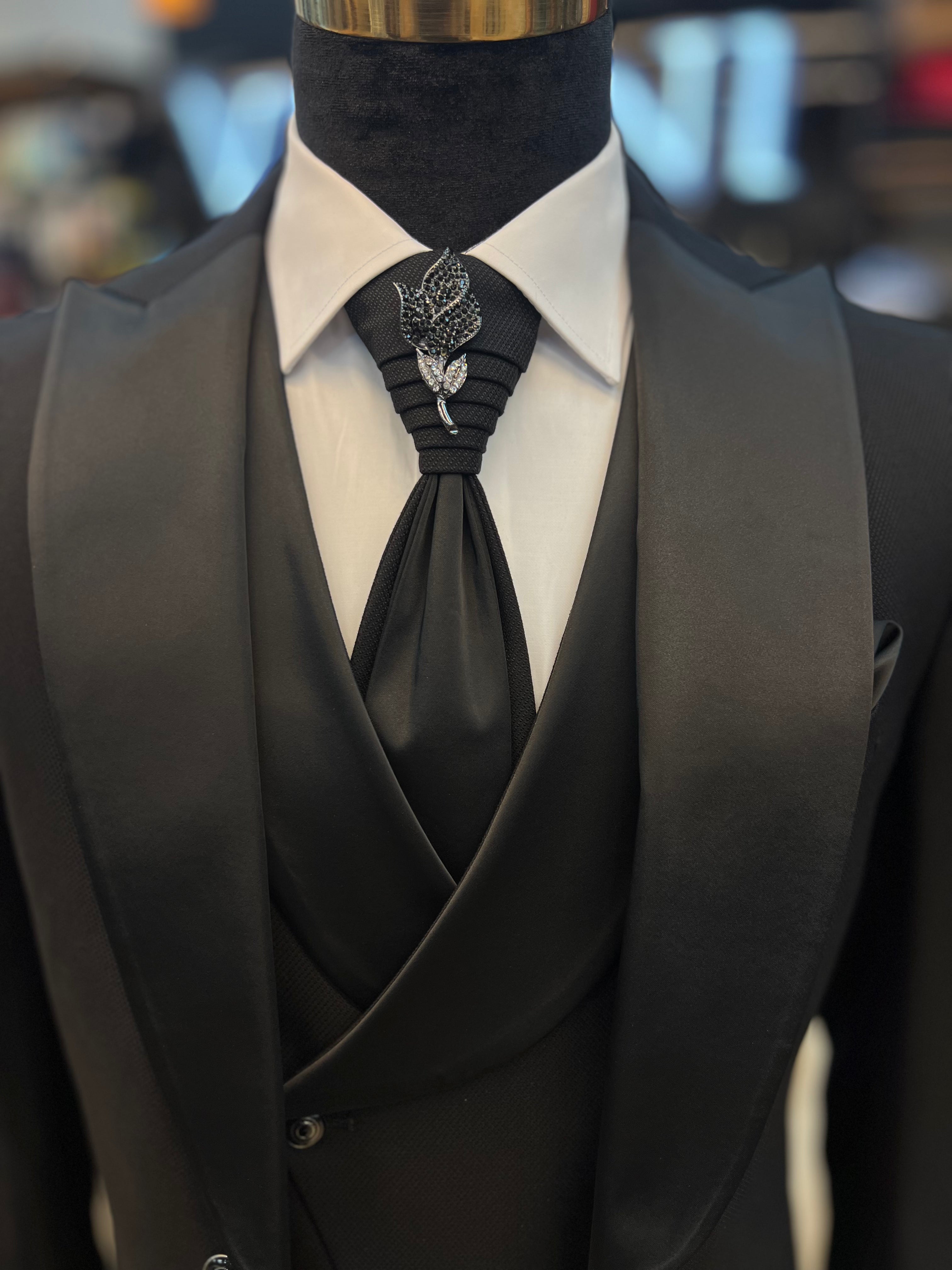 Black 4-Piece Tuxedo Set for a Timeless Look"
