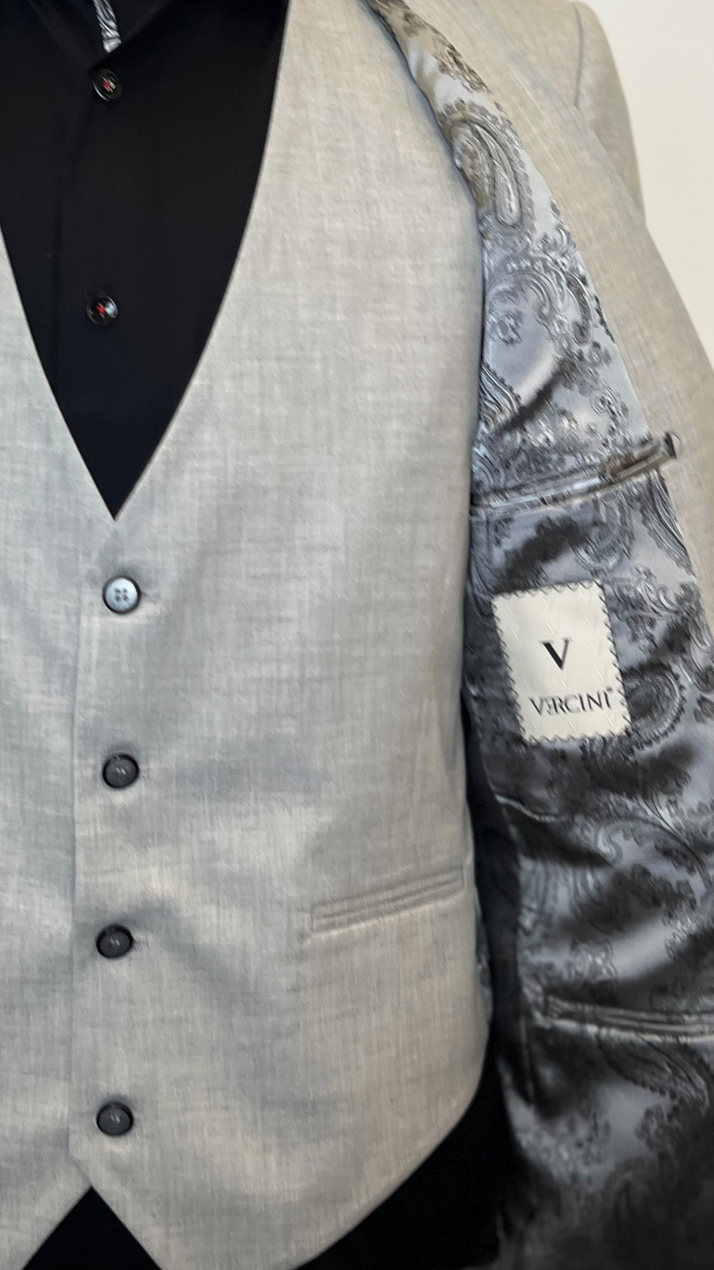 Vercini Men's Luxurious Gray Suit with Paisley Detail